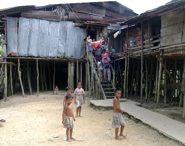 Iban Kinder am Langhaus in Batang Ai auf Borneo